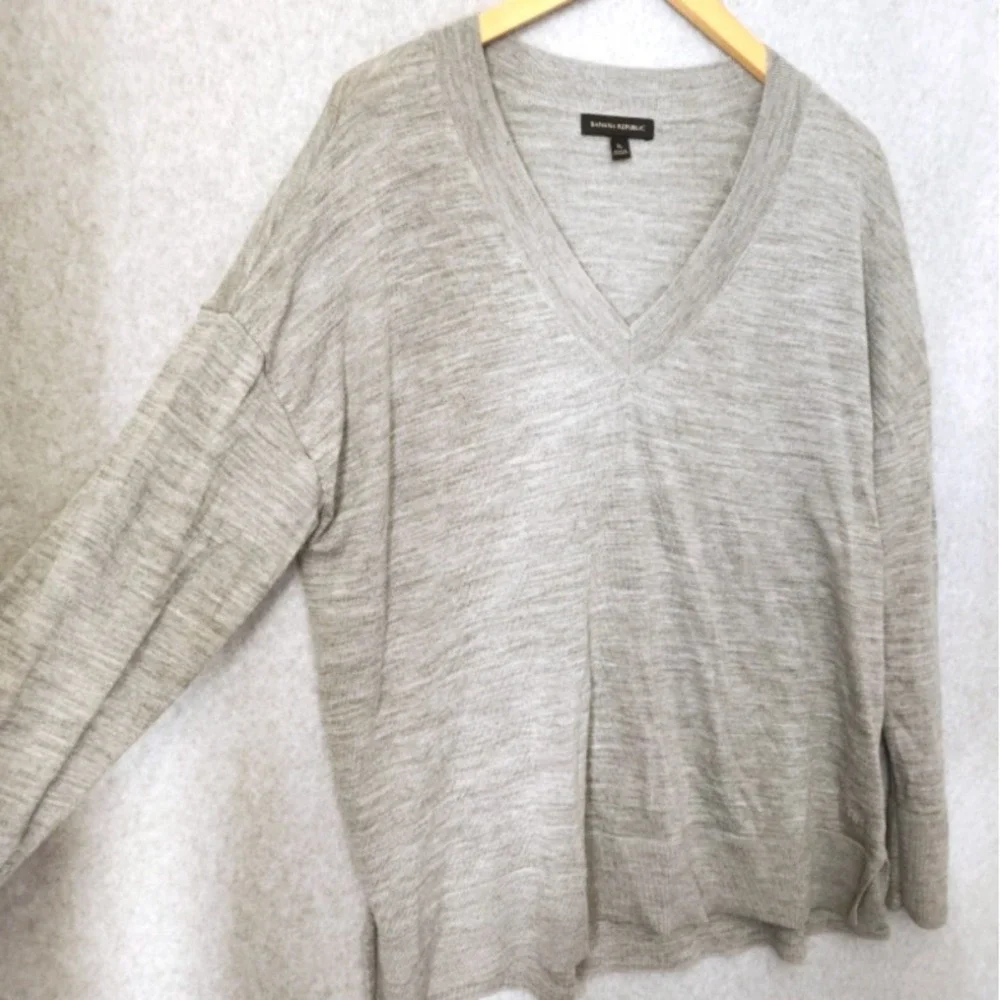 Banana Republic Men's 100%‎ Merino Wool V-Neck Sweater Size XL Gray Long Sleeve